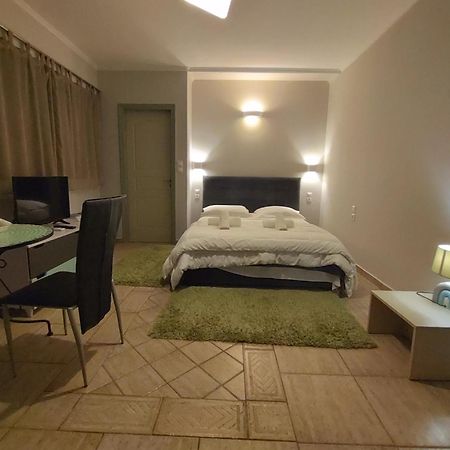 Central Studio - Fully Equiped. Ideal For Couples Patras Bagian luar foto