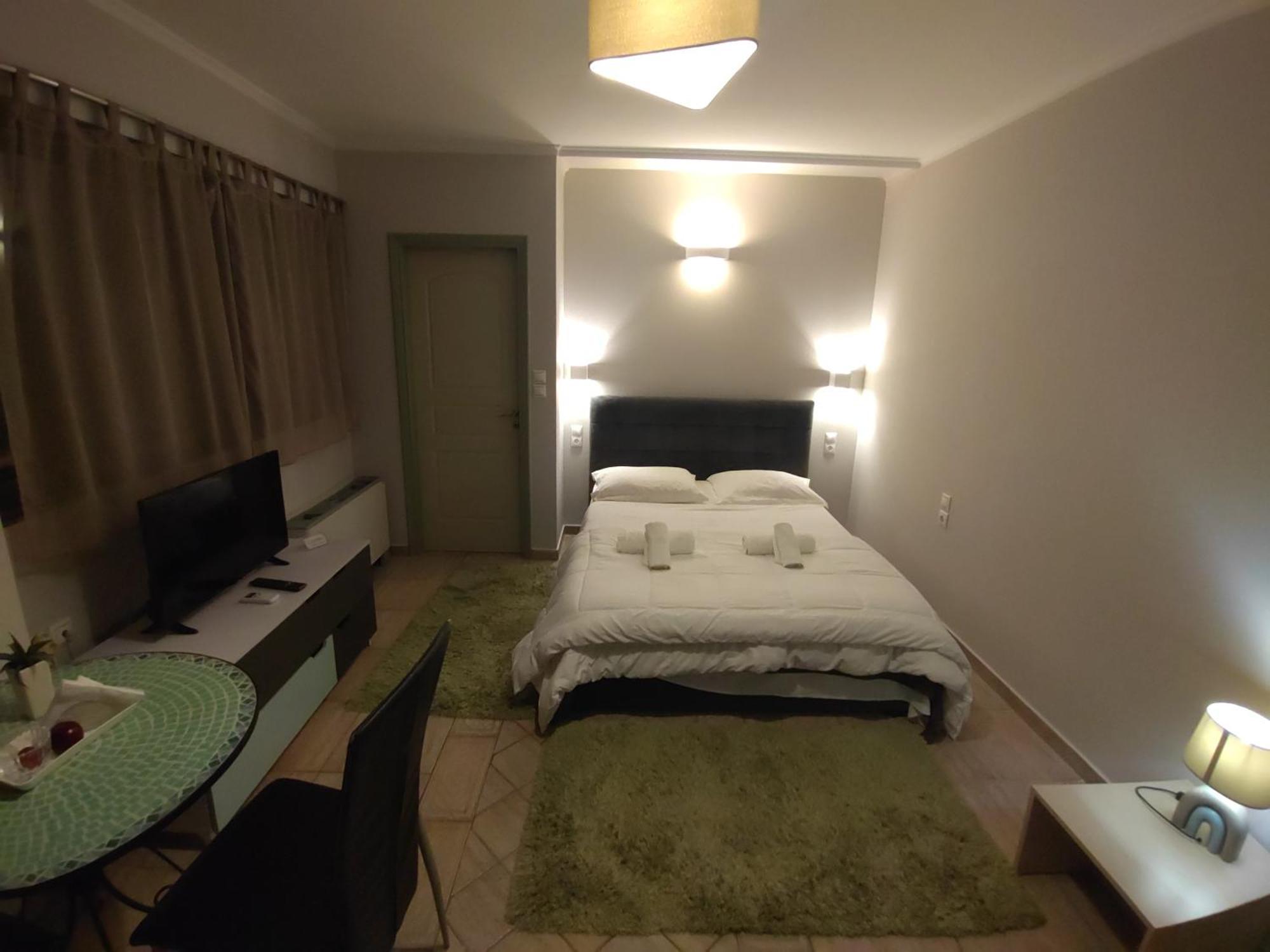 Central Studio - Fully Equiped. Ideal For Couples Patras Bagian luar foto