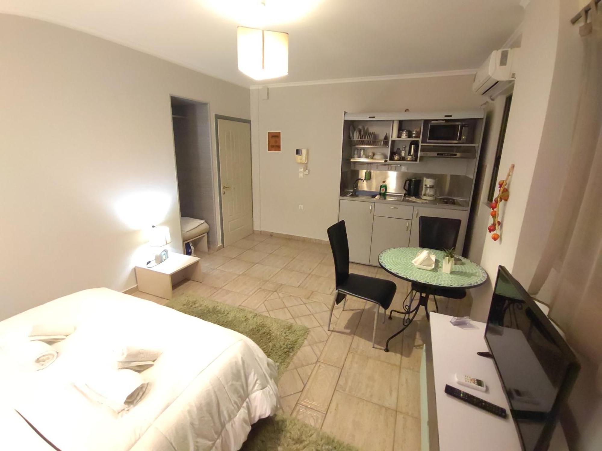 Central Studio - Fully Equiped. Ideal For Couples Patras Bagian luar foto