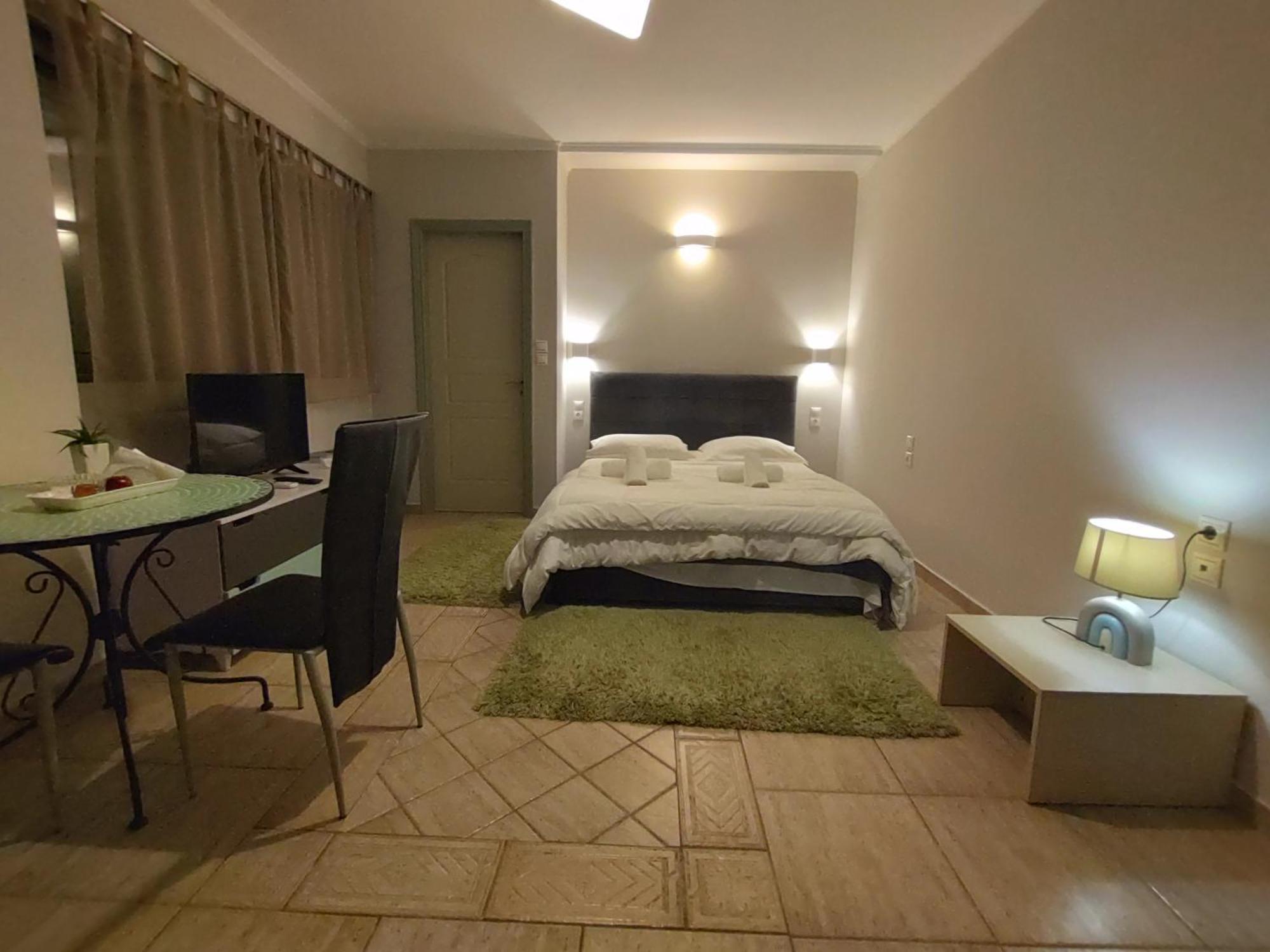 Central Studio - Fully Equiped. Ideal For Couples Patras Bagian luar foto