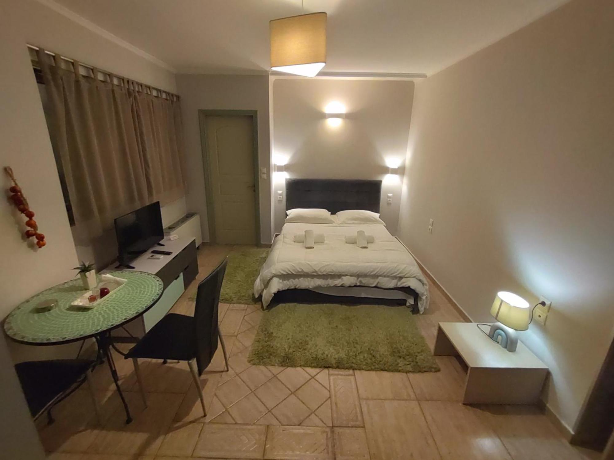 Central Studio - Fully Equiped. Ideal For Couples Patras Bagian luar foto