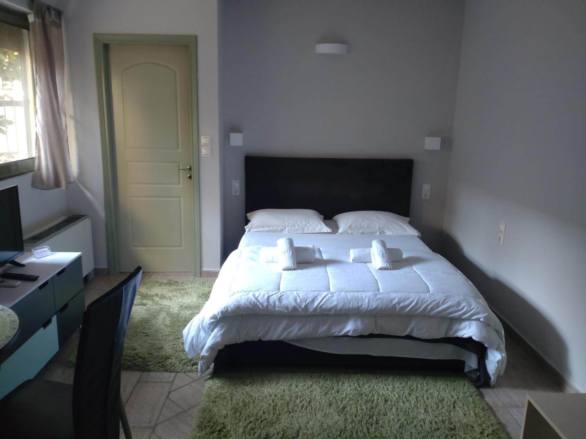 Central Studio - Fully Equiped. Ideal For Couples Patras Bagian luar foto