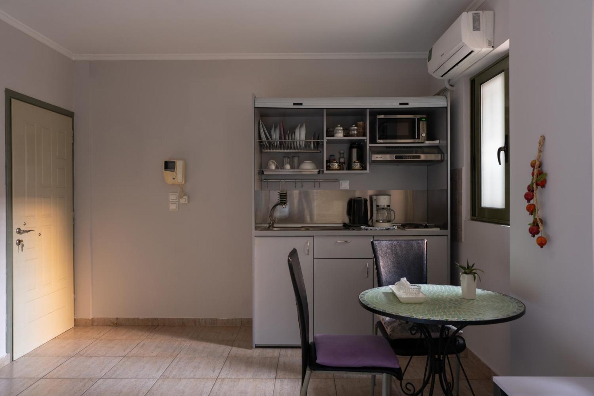 Central Studio - Fully Equiped. Ideal For Couples Patras Bagian luar foto
