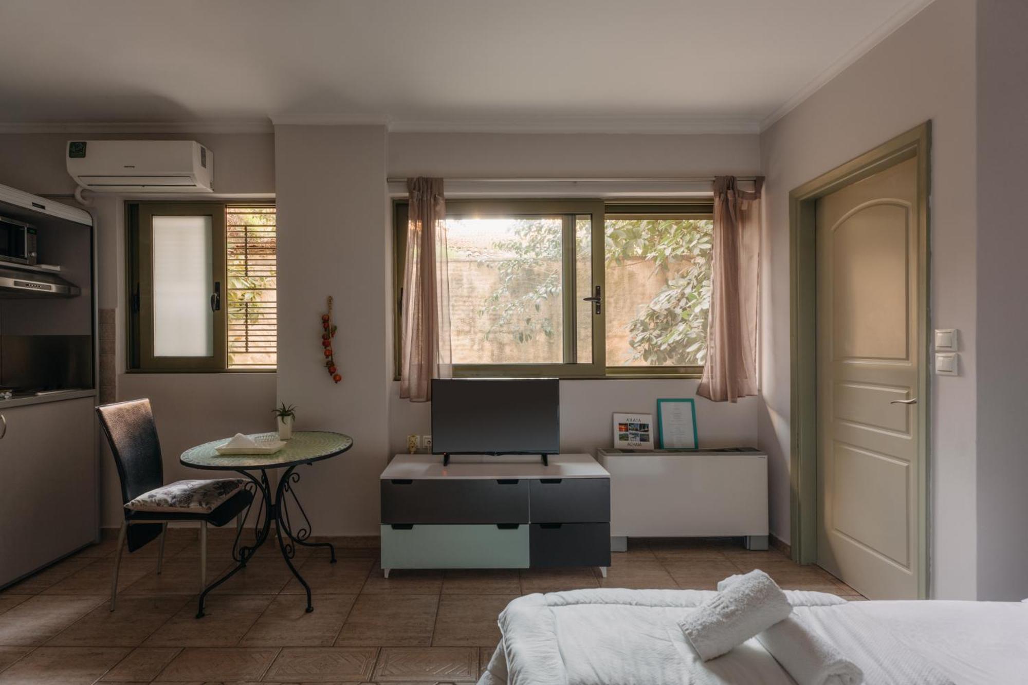 Central Studio - Fully Equiped. Ideal For Couples Patras Bagian luar foto